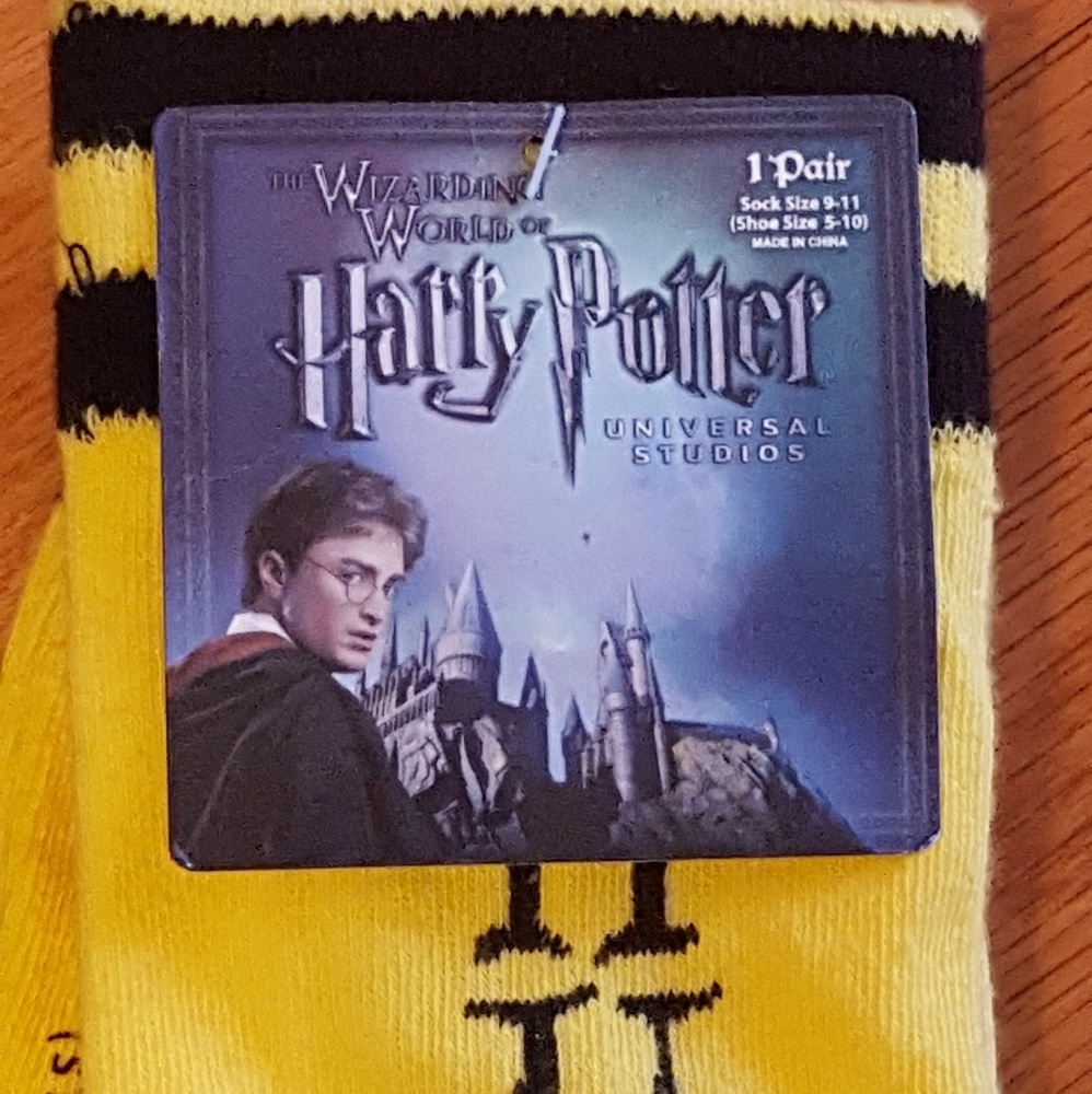 Harry Potter HUFFLEPUFF socks. NWT